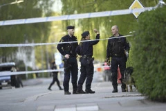 HOROR U SREDNJOJ ŠKOLI! Više osoba POVREĐENO u napadu MAČEM, policija PUCALA na napadača!