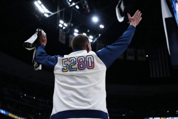 ŠTA RADI OVAJ ČOVEK? Neverovatan potez Nikole Jokića - Srbin podigao halu na noge! (VIDEO)