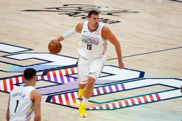 NIKO MU NIJE NI DO KOLENA: Nikola Jokić piše istoriju!