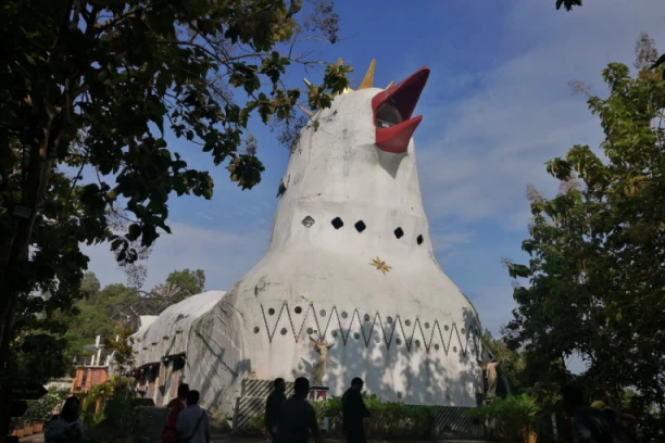 CRKVA U OBLIKU PILETA MAMI TURISTE IZ CELOG SVETA: Osim po svom obliku jedinstvena je zbog još jedne stvari