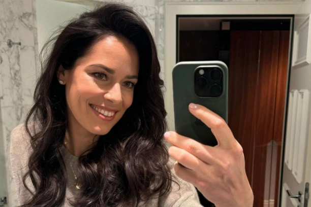 U JEKU RAZVODA OD BASTIJANA, POJAVIO SE SNIMAK ANE U INTIMNOJ ATMOSFERI: Evo šta Srpkinja radi u svoja četiri zida! (VIDEO)