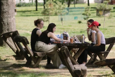 MENJA SE RADNO VREME ZA PRVI MAJ! Požurite u prodavnice, tržne centre, čak i pijace neće raditi isto!
