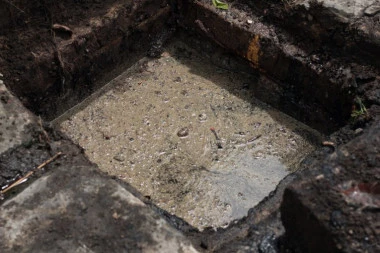 DELOVI TELA ŽENE PRONAĐENI U SEPTIČKOJ JAMI! Ubijena pa raskomadana!