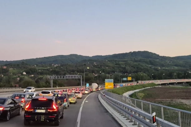 KOLAPS NA AUTO-PUTU! Zbog saobraćajne nesreće sve stoji, velike kolone sve do Geneksa!