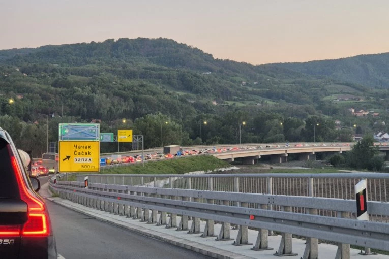 VOZI U KONTRASMERU NA "MILOŠU VELIKOM" NAJBRŽOM TRAKOM! Vozači u neverici gledali prizor (VIDEO)