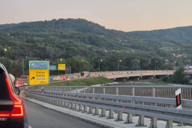 VOZI U KONTRASMERU NA "MILOŠU VELIKOM" NAJBRŽOM TRAKOM! Vozači u neverici gledali prizor (VIDEO)