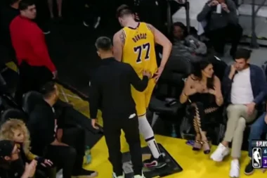 KO JE MISTERIOZNA LEPOTICA KOJU POVEZUJU SA DONČIĆEM? Kamera uhvatila atraktivnu crnku koja je ulepšala klupu Lejkersa (FOTO)