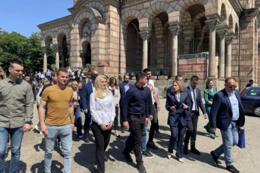 SLIKA GOVORI VIŠE OD 1.000 REČI! Studenti koji hoće da uče odali poštu žrtvama "Bljeska", dok blokaderi u Hrvatskoj, gde ih "vole", nisu smeli ni zastavu da imaju