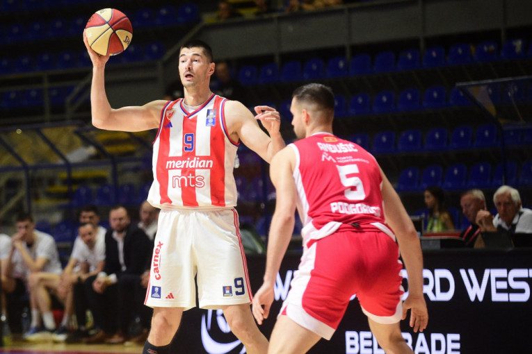 Luka Mitrović (sa loptom)