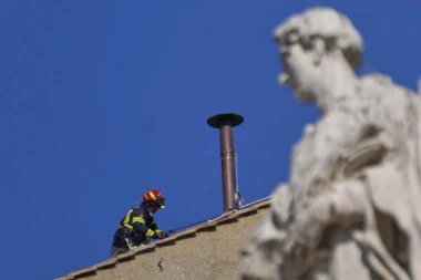 POSTAVLJEN ODŽAK NA SIKTINSKOJ KAPELI! Pripreme za izbor novog pape u punom jeku, a EVO koliko konklave mogu da traju!