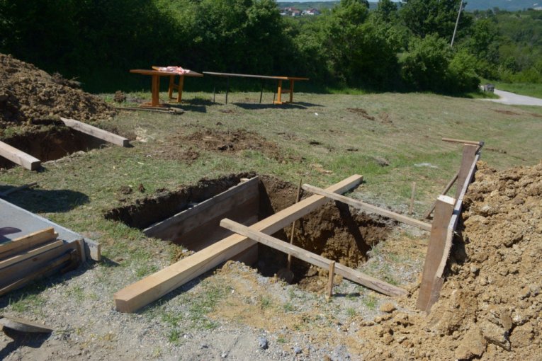 Sahrana nastradalih na porodičnoj farmi u Topoli