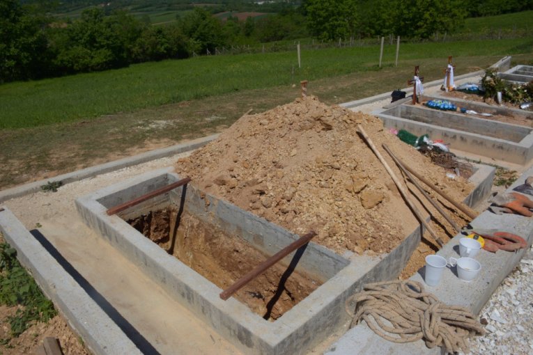 Sahrana nastradalih na porodičnoj farmi u Topoli