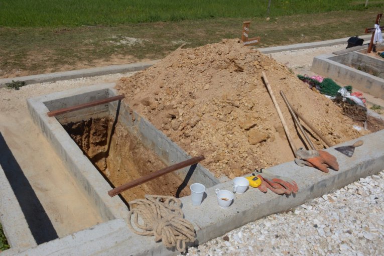 Sahrana nastradalih na porodičnoj farmi u Topoli