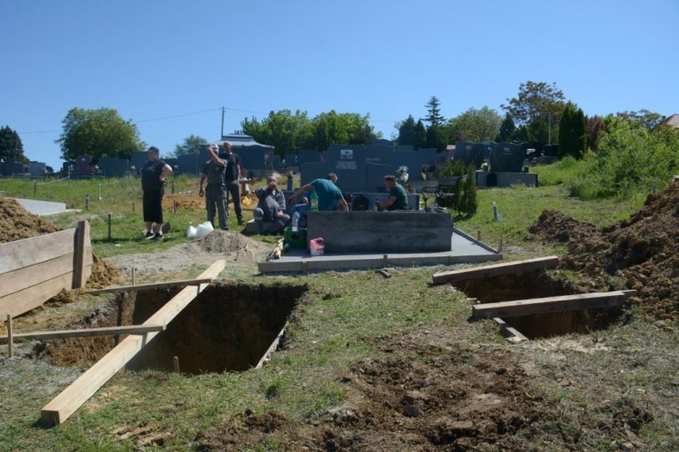 Sahrana nastradalih na porodičnoj farmi u Topoli