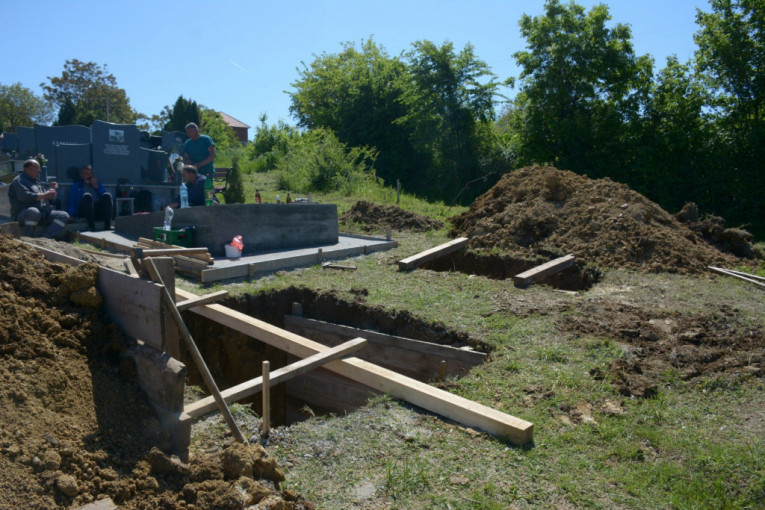 Sahrana nastradalih na porodičnoj farmi u Topoli