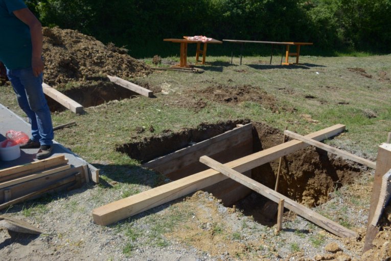 Sahrana nastradalih na porodičnoj farmi u Topoli