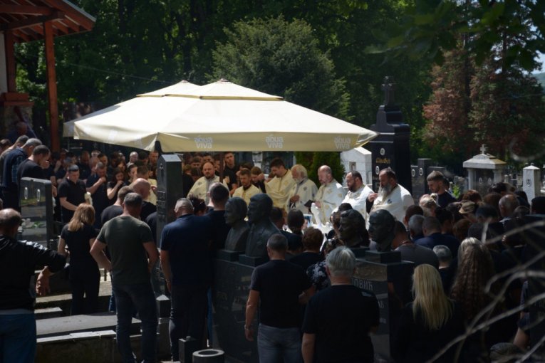 Opelo nastradalim Jokićima