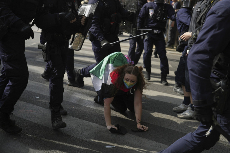 FRANCUZI BLOKIRALI ULICU, POLICIJA IH PRETUKLA: A u Srbiji haos jer je policija štitila dekana DIF!