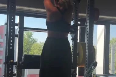 OVAKVU ZADNJICU DO SADA NISTE VIDELI: Maja Berović u NIKAD IZAZOVNIJEM IZDANJU ispozirala u teretani, mami uzdahe! (FOTO)