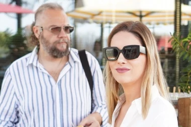 DRAMA NA AERODROMU! Glumica i njen suprug PROTRČALI PORED OBEZBEĐENJA I GURALI LJUDE, momentalno se oglasili