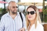 DRAMA NA AERODROMU! Glumica i njen suprug PROTRČALI PORED OBEZBEĐENJA I GURALI LJUDE, momentalno se oglasili