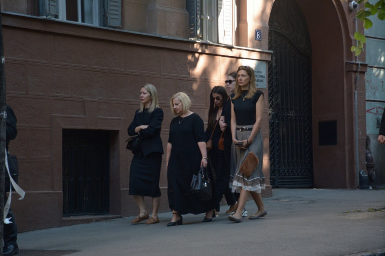 Belo cveće za žrtve masakra u Ribnikaru 