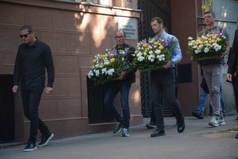 Belo cveće za žrtve masakra u Ribnikaru 