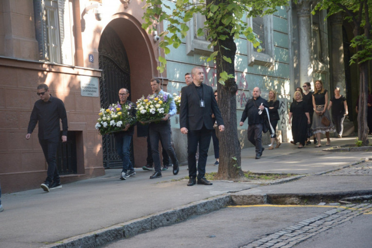 Belo cveće za žrtve masakra u Ribnikaru 