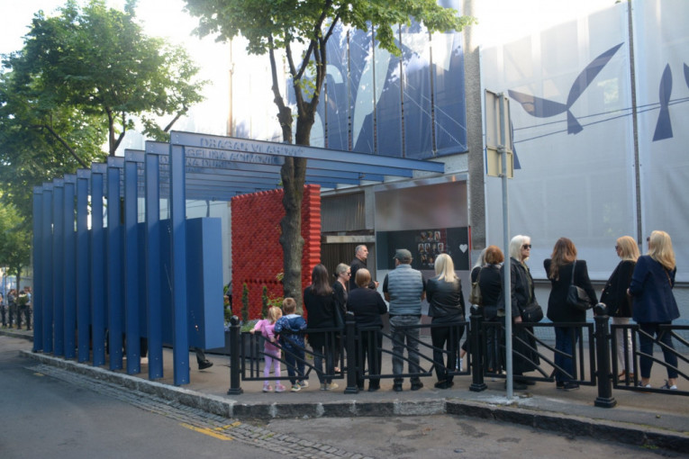 Belo cveće za žrtve masakra u Ribnikaru 