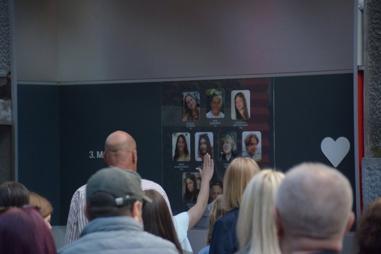 Belo cveće za žrtve masakra u Ribnikaru 