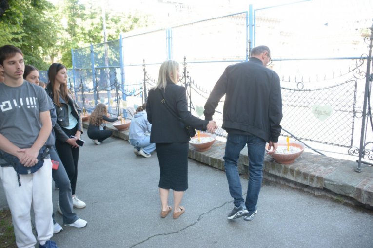 Belo cveće za žrtve masakra u Ribnikaru 