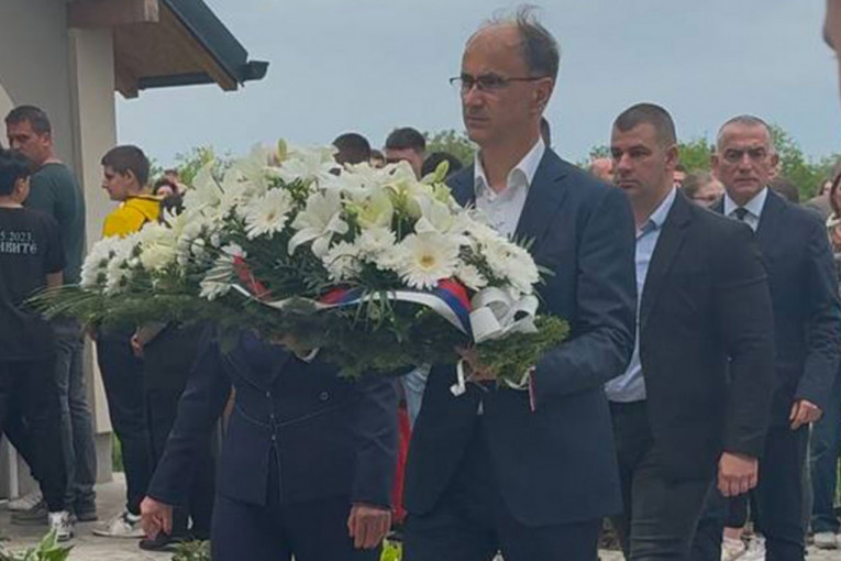 PREMIJER ĐURO MACUT POLOŽIO VENAC NA MESTO STRADANJA MLADIH! Scene u Malom Orašju kidaju dušu! (VIDEO)