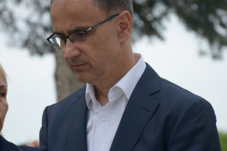 PREMIJER OSUDIO VANDALSKI ČIN U NOVOM SADU!  Macut: "Oštro osuđujem ovakav neljudski akt!"