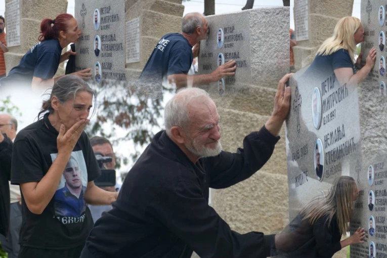 DVE GODINE TIŠINE I NEIZMERNOG BOLA! Malo Orašje i Dubona obeležavaju crni datum koji je zauvek promenio Srbiju!