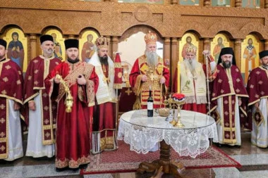 POTRESNE SCENE NA MESTU GDE JE PROLIVENA SRPSKA KRV: Sabranje u novoj crkvi na mestu poslednje liturgije Svetog Joanikija – narod u suzama uzdisao molitve