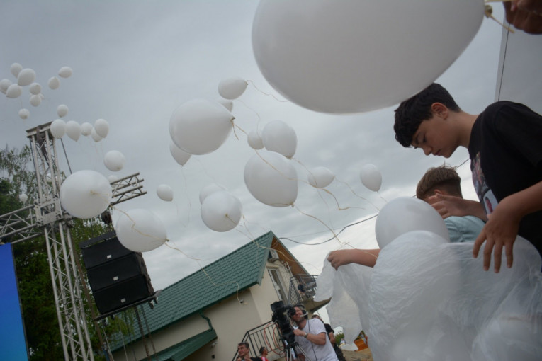 Puštanje balona za ubijene u masakru Uroša Blažića