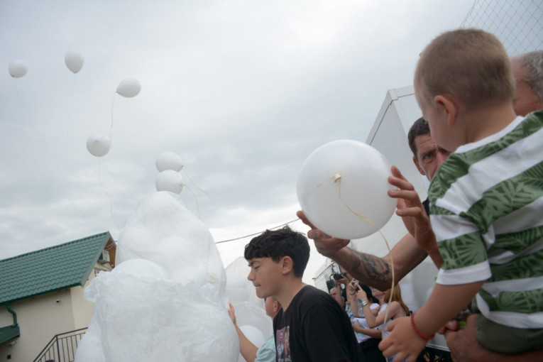 Puštanje balona za ubijene u masakru Uroša Blažića
