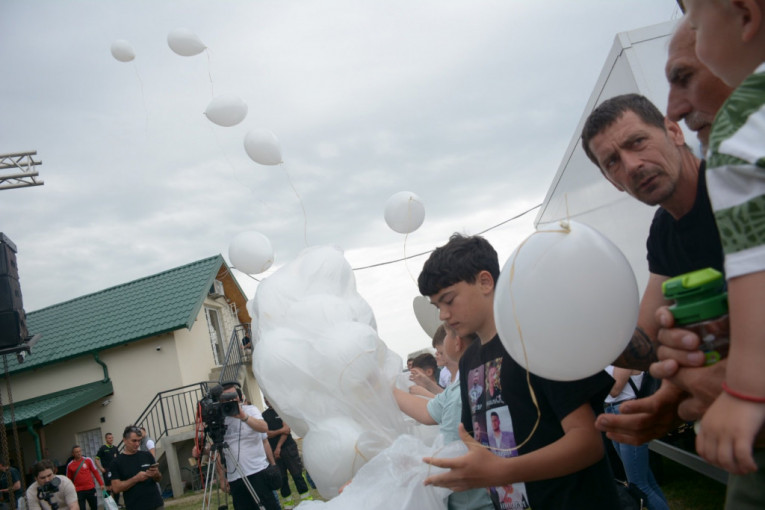 Puštanje balona za ubijene u masakru Uroša Blažića