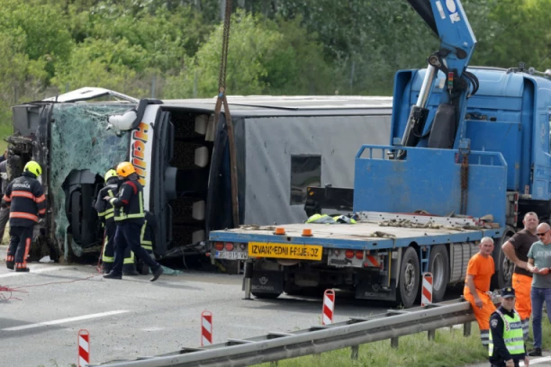NOVI SNIMCI UŽASA U BUGARSKOJ! Autobus u kanalu - SVE VRVI OD VATROGASACA! (VIDEO)