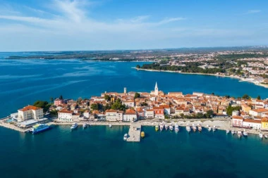 SKUPLJE OD IBICE! Paprene cene na Hrvatskom primorju a sezona nije ni počela - Leželjka košta i do 1.300 evra