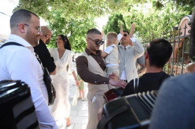 PRVE FOTOGRAFIJE INTIMNOG SLAVLJA PORODCE ŠIJAN! Saopštenje O NASLEDNIKU STIGLO IZNENADA, Mirko i Bojana nikad srećniji! (GALERIJA)