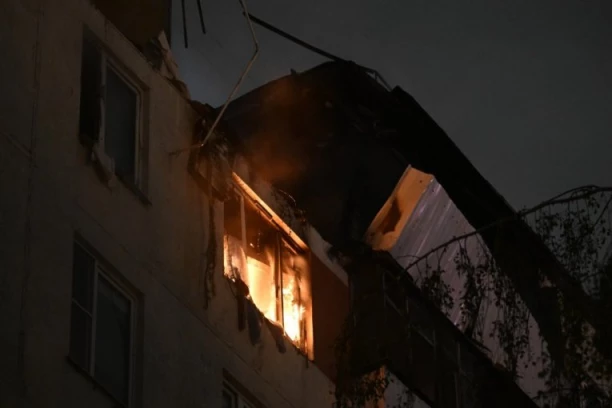 MAJKA I TROJICA SINOVA IZGORELI U POŽARU! Vatra zahvatila dve kuće, neviđena tragedija!