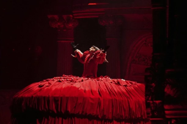 GAGA PALA KAO SVEĆA NA KONCERTU! Ono što je zatim uradila oduševilo je ceo svet! (VIDEO)