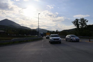 ZBOG TOPLOTE POLETELI AUTOMOBILI, ALI STVARNO! Potpuno neverovatna scena! (VIDEO)