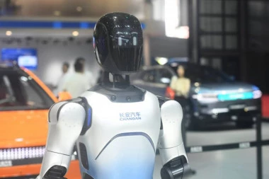 POČELO JE, NAŠI NAJMRAČNIJI STRAHOVI POSTAJU STVARNOST: Humanoidni robot napao dva čoveka (VIDEO)