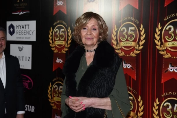 LEPU LUKIĆ KOLEGINICA ZAŠTITILA OD ALBANCA! Psovao joj srpsku majku, pevačica krenula FLAŠOM NA NJEGA tad! (VIDEO)