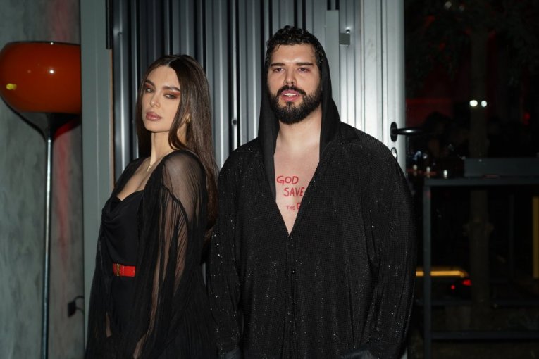 Adam Adaktar sa suprugom