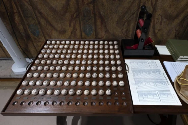 ISTORIJSKI TRENUTAK U VATIKANU! Ovako će izgledati Sikstinska kapela TOKOM IZBORA NOVOG PAPE!