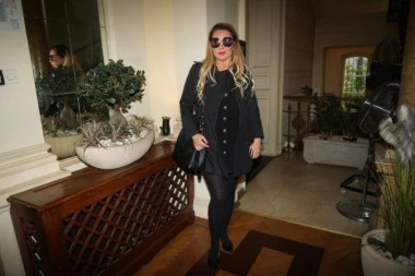 KARLEUŠA PRETUKLA ŽENU NA ULICI: Komšije HITNO morale da reaguju, otac sve saznao! (FOTO)