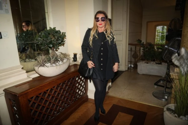 KARLEUŠA PRETUKLA ŽENU NA ULICI: Komšije HITNO morale da reaguju, otac sve saznao! (FOTO)